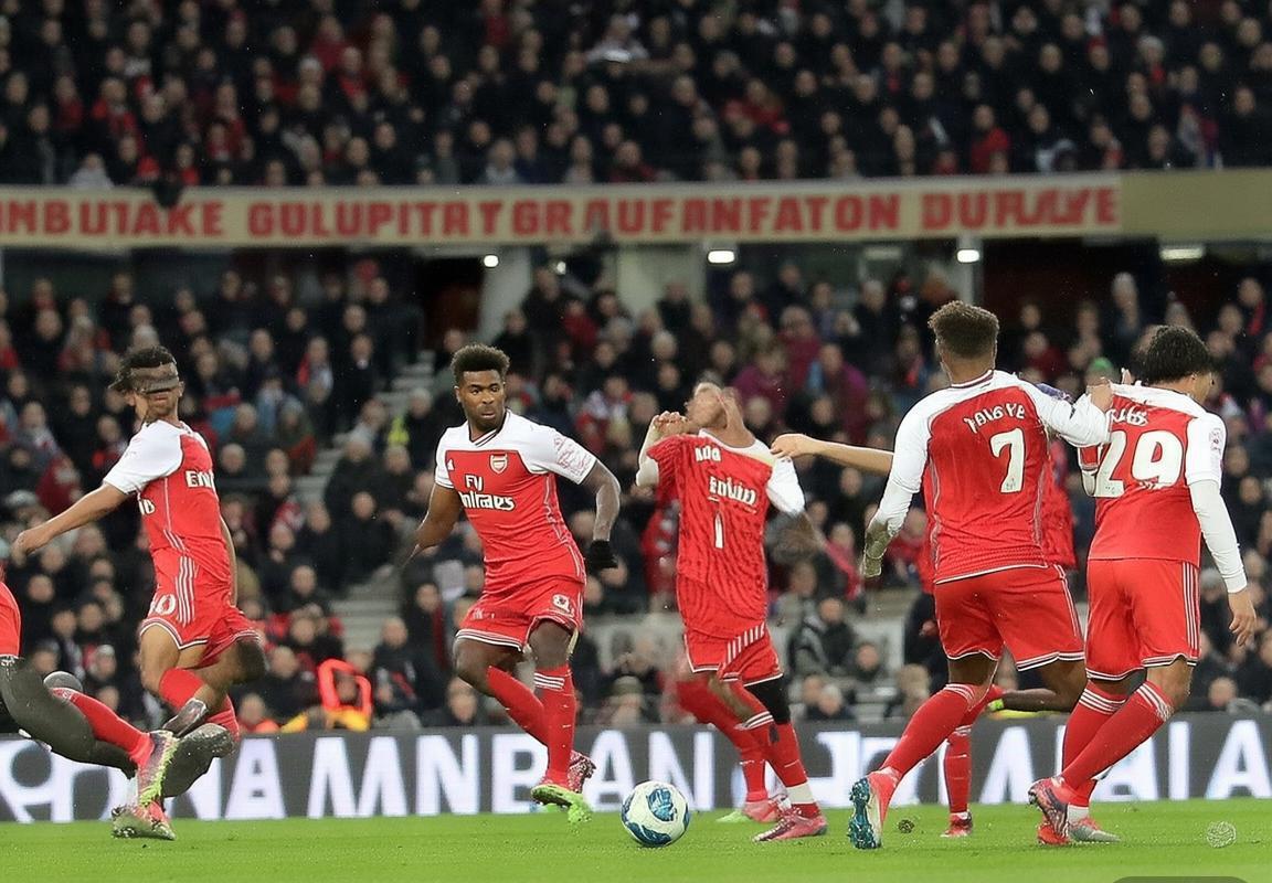 皇马欧冠失利主场1-2不敌曼城，阿隆索战术遭质疑；阿森纳3-0完胜布鲁日强势对比